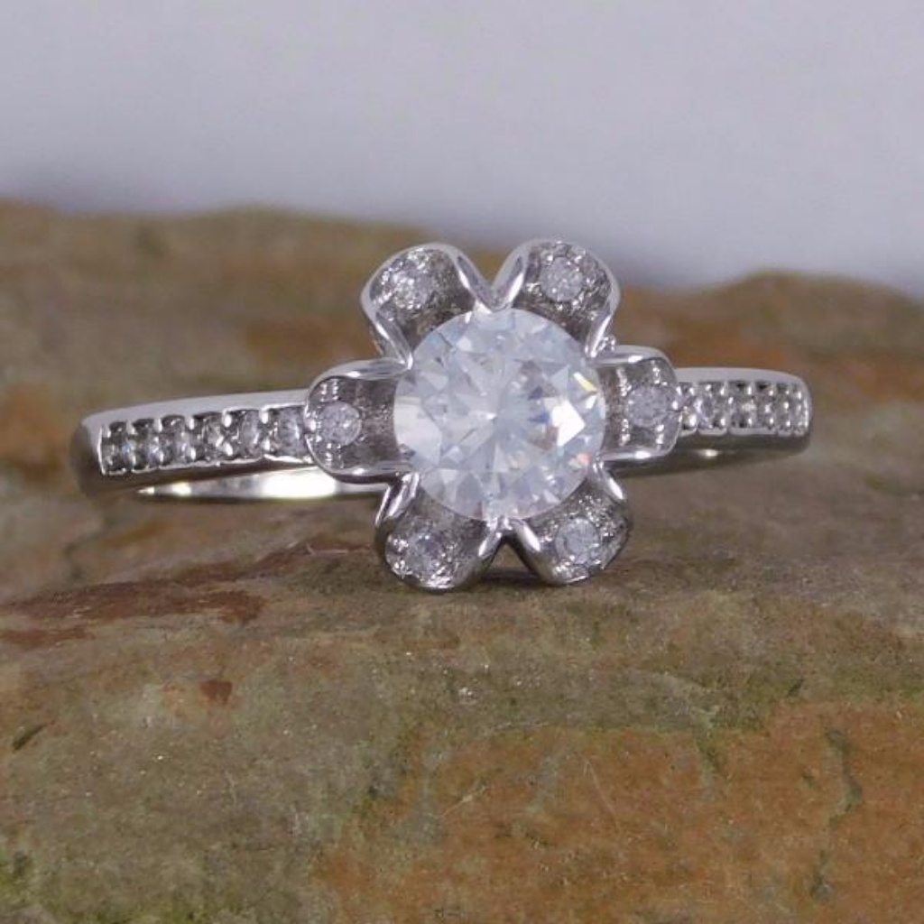 18k White Gold Sapphire Flower Ring